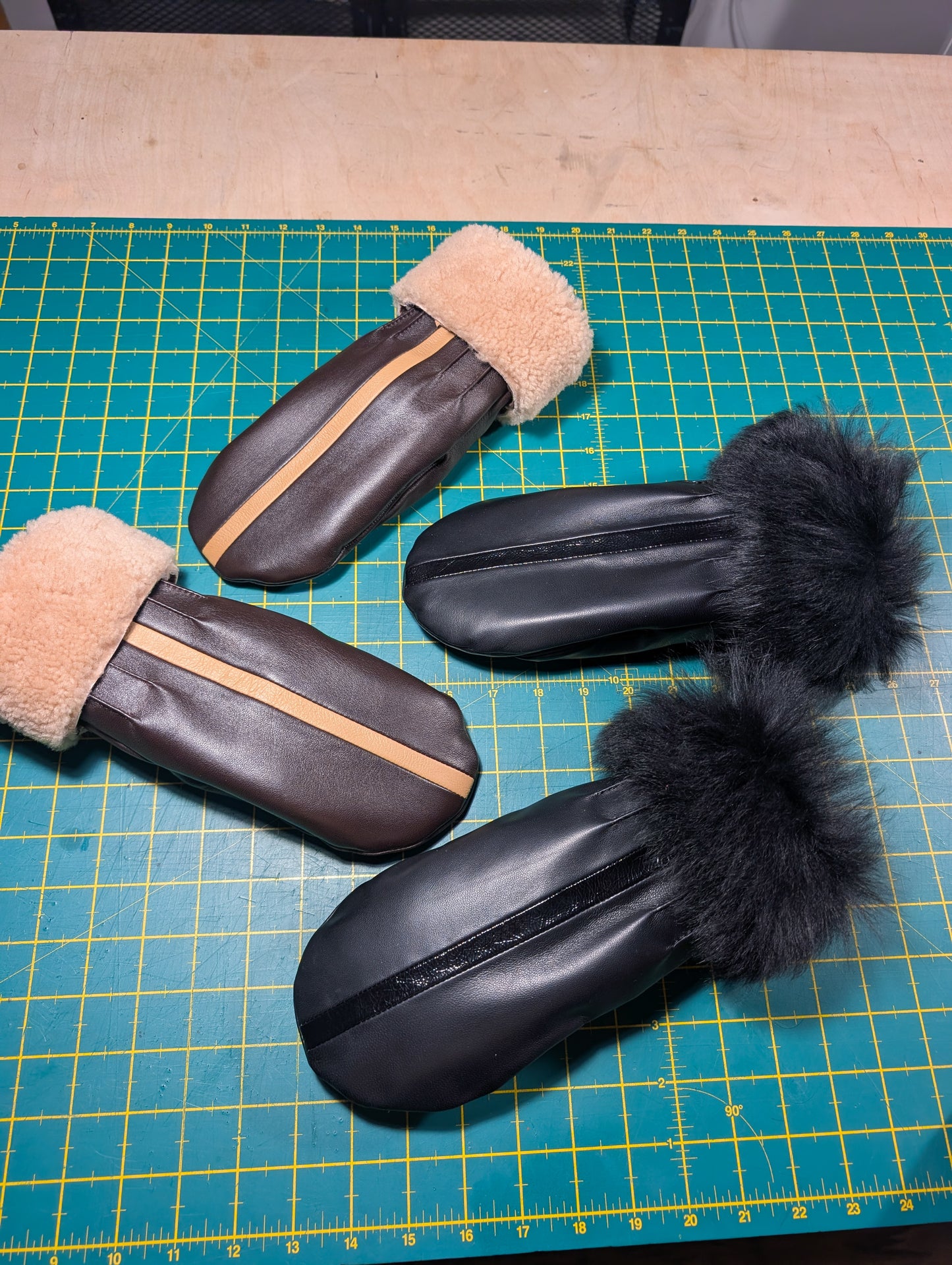 Merion lined mittens in black