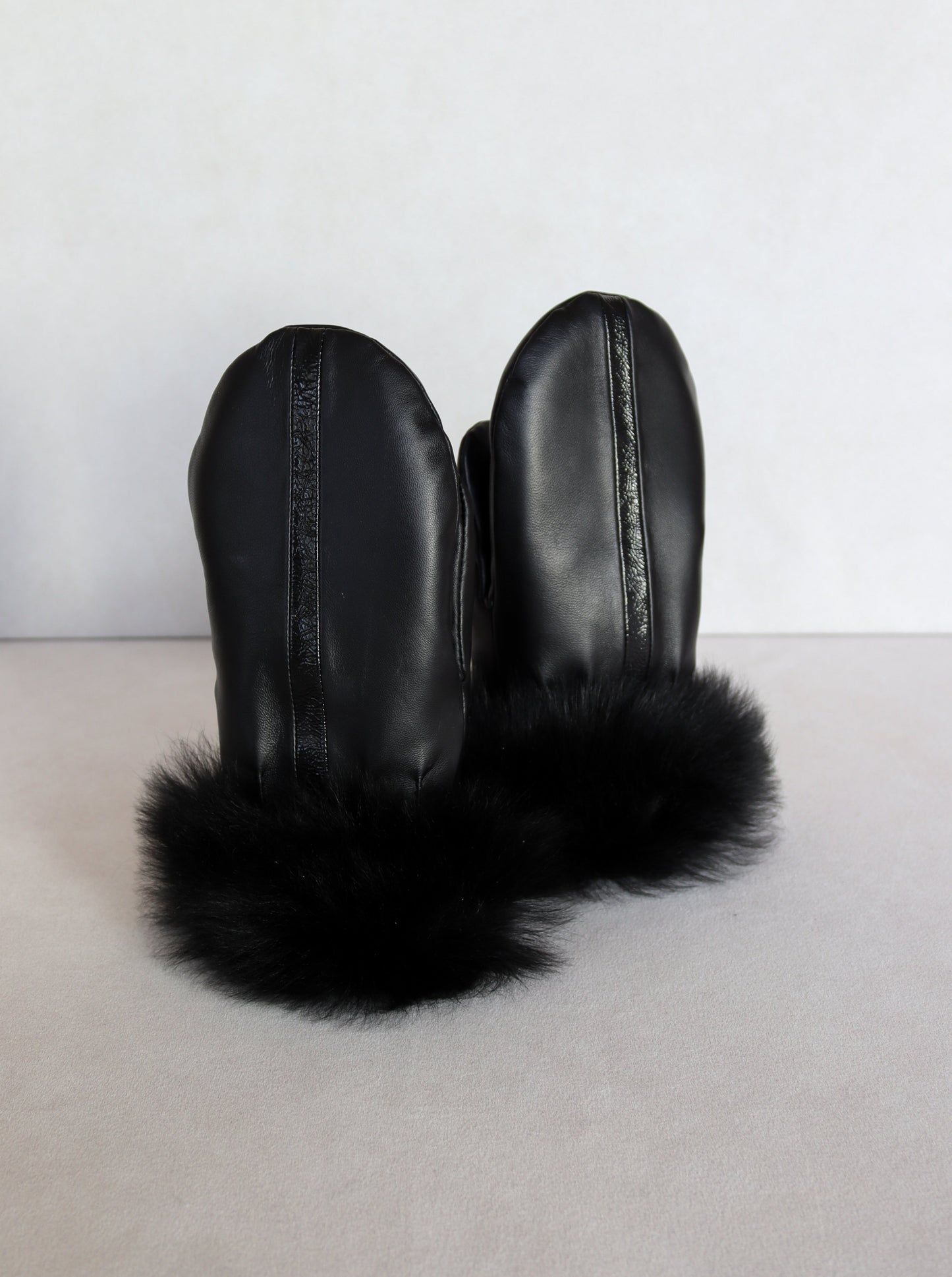 Merion lined mittens in black